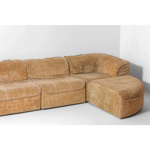 1970s Italian Modular Sofa in Beige Velvet, 1970s, Set of 7 For Sale - Image 5 of 11