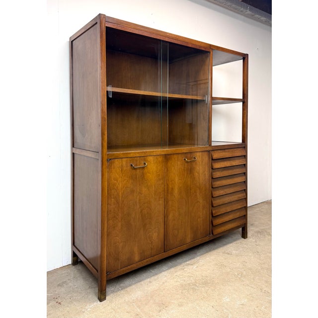 1960s Mid Century Modern American of Martinsville "Dania" Walnut Hutch / China Cabinet For Sale - Image 5 of 12