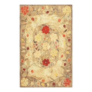 1880s Beige Floral Classic Folk Art Antique American Hooked Knotted Wool Rug For Sale