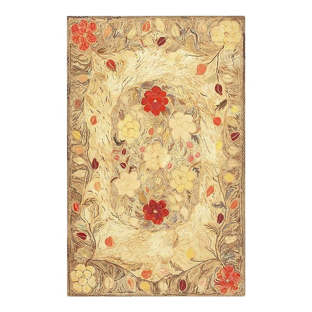 1880s Beige Floral Classic Folk Art Antique American Hooked Knotted Wool Rug For Sale