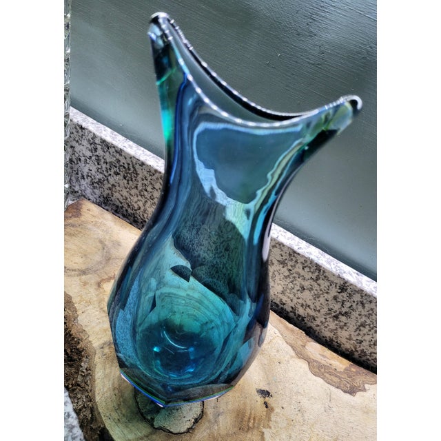 Mid-Century Modern 1960's Czech Art Deco Faceted Blue Fishtail Vase - Cobalt Sommerso - Attributed to Moser For Sale - Image 3 of 4