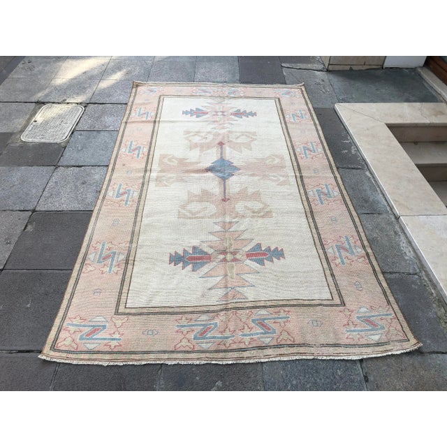 1960s Vintage Oushak Faded Handmade Rug- 4′9″ × 7′10″ For Sale - Image 11 of 11