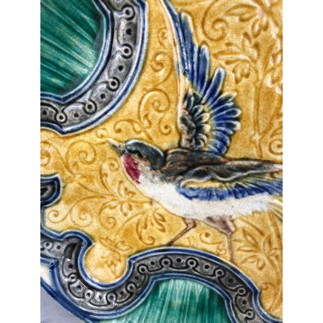 19th Century Large Belgium Majolica Bird Plate Wasmuel. 9.7 inches diameter.