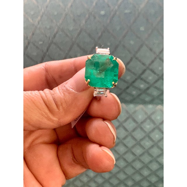 AGL Certified 10.25 Ct Colombian Emerald & Diamond 18 Kt Gold Two-Tone Ring For Sale In New York - Image 6 of 18