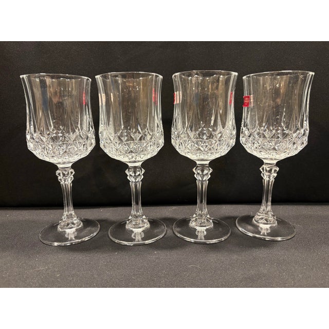 Enjoy an evening toast with friends with this elegant set of crystal wine glasses. Made of Diamax, no need to be concerned...