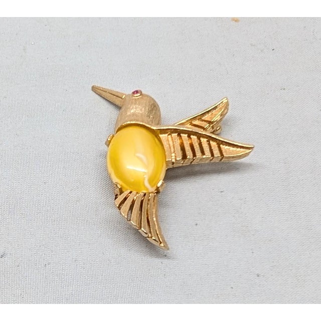 1960s textured goldtone yellow with white swirl resin cabochon belly with small round faux-ruby eye hummingbird brooch...