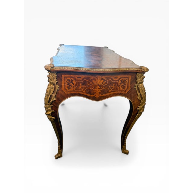 1940s Louis XV Style Inlaid Writing Desk With Ormolu Mounts & Marquetry Top (French Style Bureau Plat) For Sale - Image 4 of 18