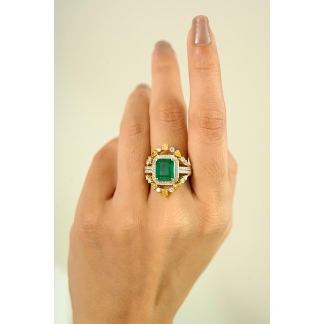 Contemporary Vintage Emerald Cocktail Ring With Yellow Diamonds in 14k Gold Size 6.5 For Sale - Image 3 of 11