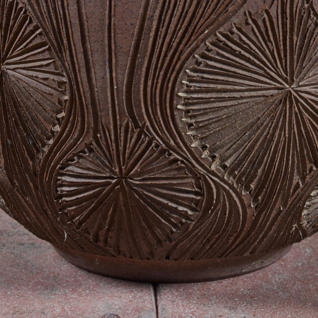 David Cressey & Robert Maxwell “Teardrop Sunburst” Natural Warm Brown Stoneware for Earthgender For Sale - Image 10 of 11