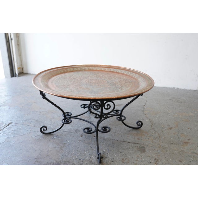 Metal 38" Hollywood Regency 1950s Moroccan Hand-Hammered Copper Tray Top Coffee Table With Wrought Iron Base For Sale - Image 7 of 18