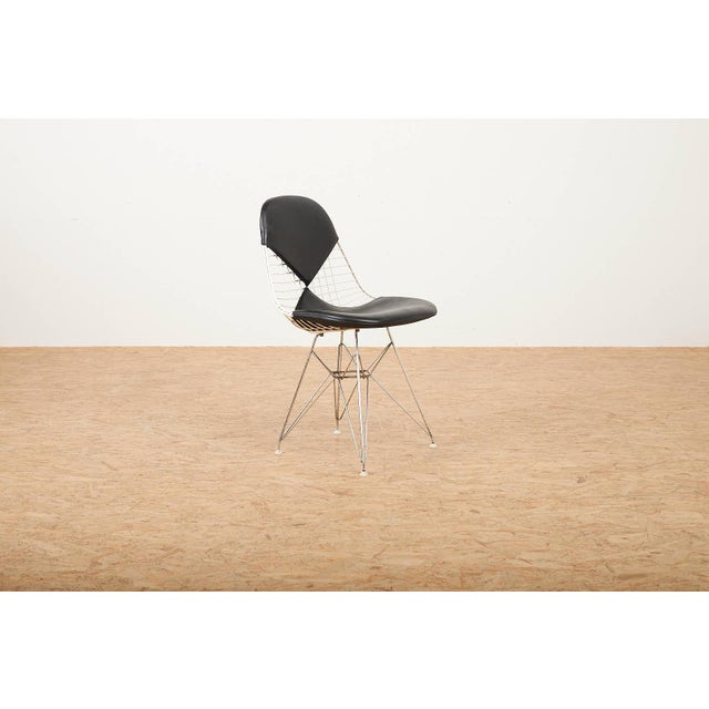 Vitra Wire Chair with Chrome-Plated Eiffel Base Chair, White Wire Mesh Shell and Black Leather Bikini Upholstery by Ray and Charles Eames for Vitra, 1951 For Sale - Image 4 of 11