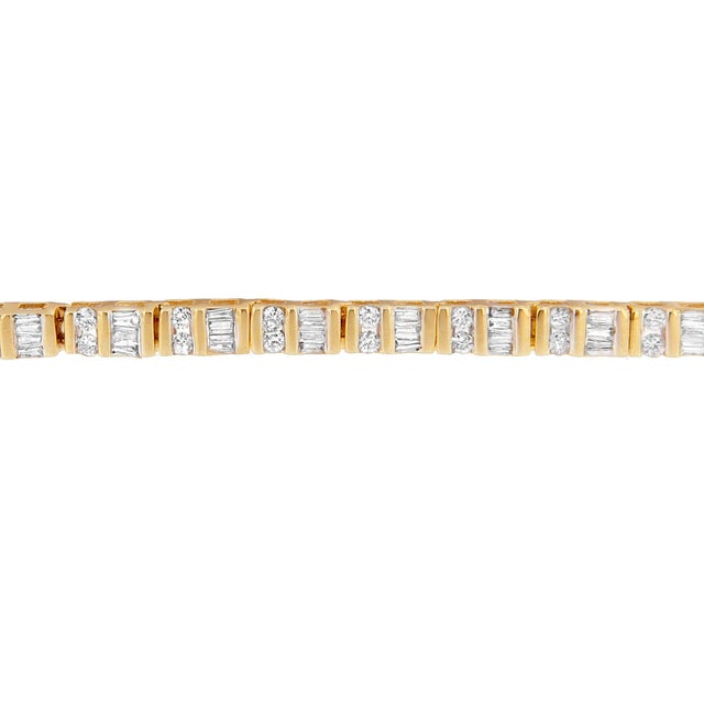 Contemporary 14K Yellow Gold Round and Baguette-Cut Diamond Bracelet (2.00 cttw, H-I Color, SI2-I1 Clarity) For Sale - Image 3 of 4