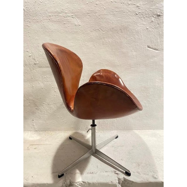 Brown First Edition Swan Chair in Patinated Leather by Arne Jacobsen, 1950s For Sale - Image 8 of 18