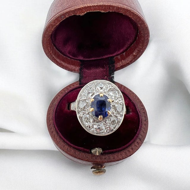 Vintage halo ring circa 1970 in 18 carat (750 thousandths) two-tone gold, yellow and white. It is adorned with a central...
