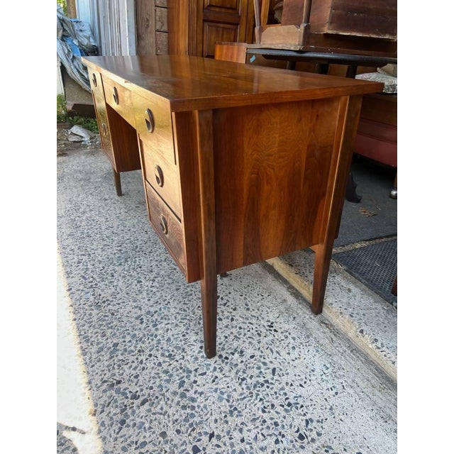 Mid Century Modern Walnut Desk by Stanley furniture Great condition, drawers moves smoothly,, dove tail joint...