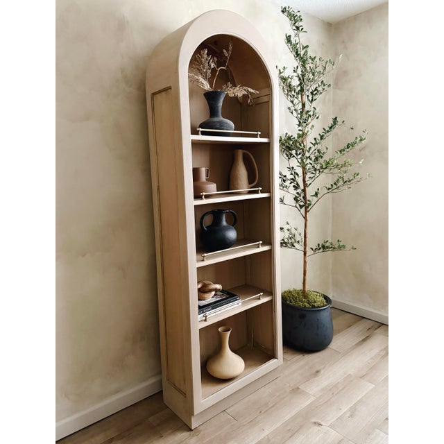 1970s Mid-Century Style Arched Display Cabinet With Brass Gallery Rails For Sale In New York - Image 6 of 14