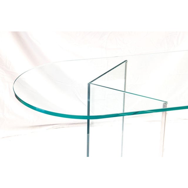 Los cantos de las patas están revestidos con ángulos de acero inoxidable. This piece is attributed to the mentioned...