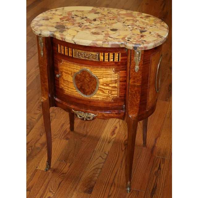 French 1920s French Louis XV Style Marble Top Mixed Wood Inlaid End Table Nightstand C 1920 For Sale - Image 3 of 12