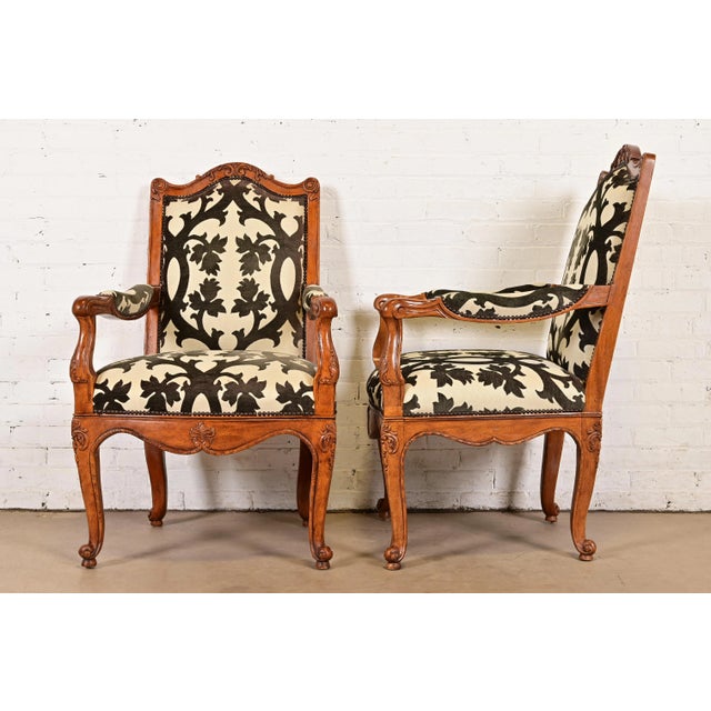 Baker Furniture French Provincial Louis XV Carved Walnut Dining Chairs, Set of Eight For Sale In South Bend - Image 6 of 16