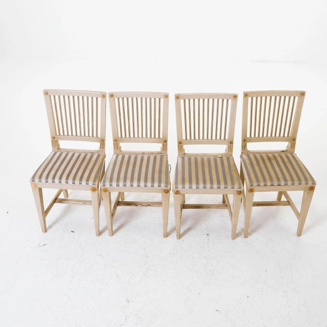 These chairs from around 1850 are four old pieces. It is a provincial work with pastel decor and very subtle gilding. The...