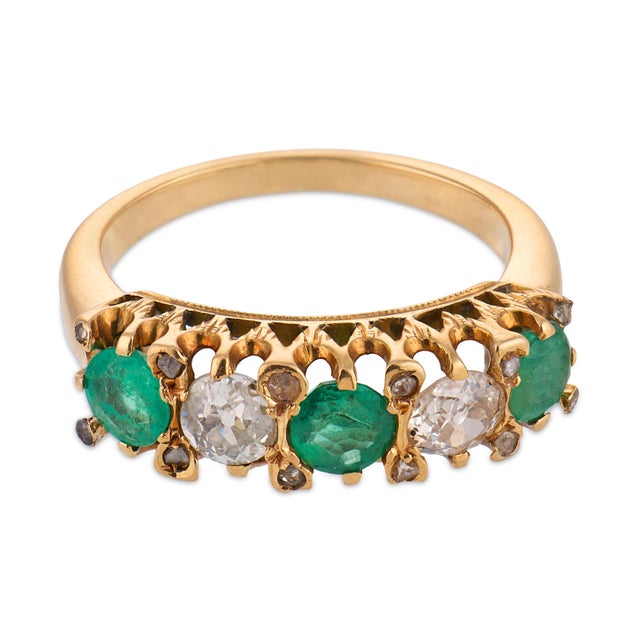 Traditional 1910s Edwardian Emerald Diamond 18k Yellow Gold Ring, Size 5.25 For Sale - Image 3 of 6