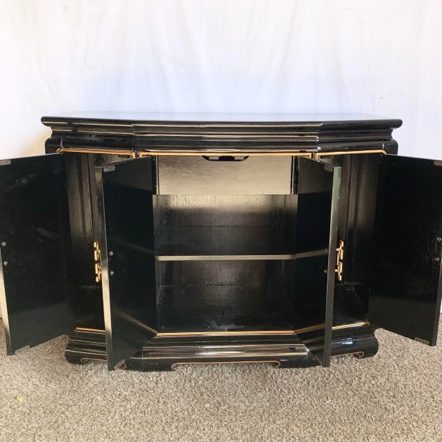 Mid 20th Century Chinese Black Lacquered Hand Painted Credenza/Sideboard For Sale In Miami - Image 6 of 10