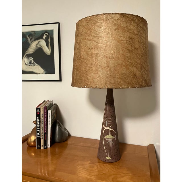 Mid-Century Modern 1955 Tye of California "Atomic Fish" Ceramic Lamp - Original Fiberglass Shade For Sale - Image 3 of 10