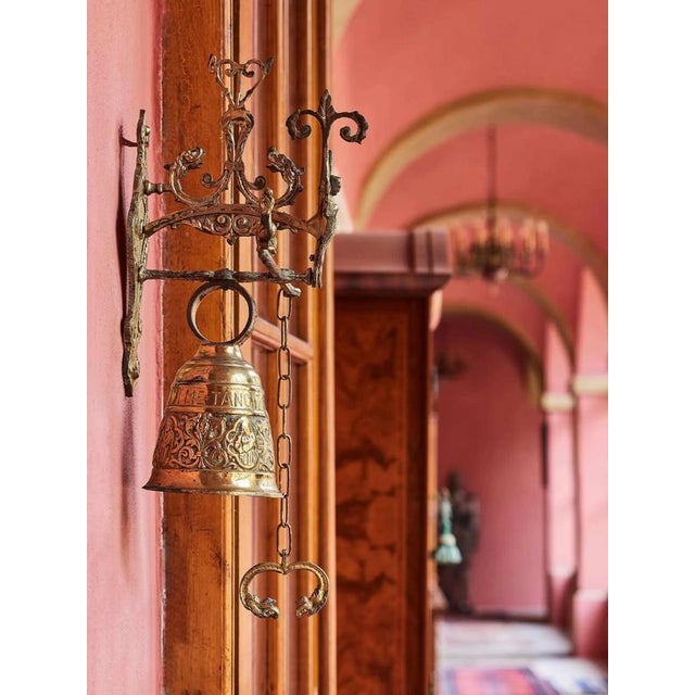 An impressive brass bell in excellent condition, originating from Europe, dating back to the 20th century. This decorative...