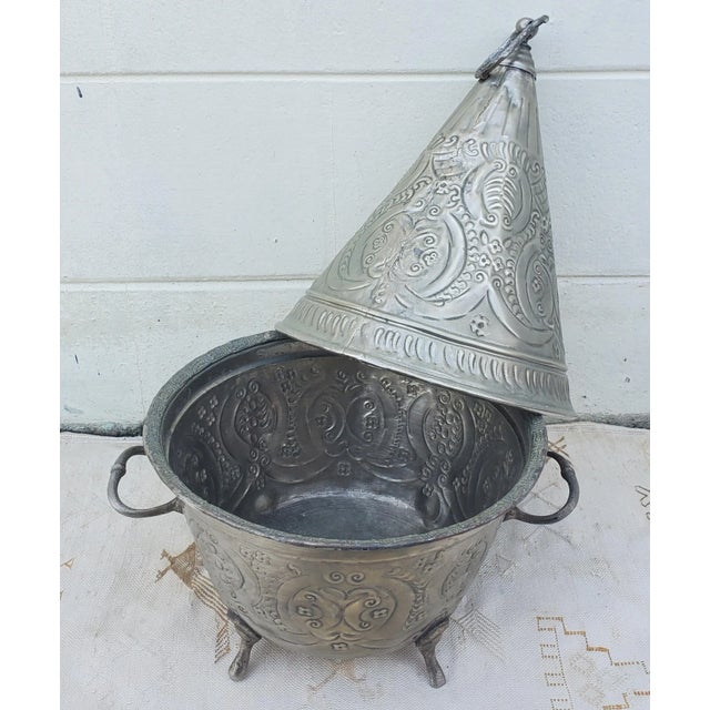 Moroccan Medium Vintage 1950s Moroccan Silver Repousse Plated Serving Deep-Dish with Pyramid Cover For Sale - Image 3 of 7
