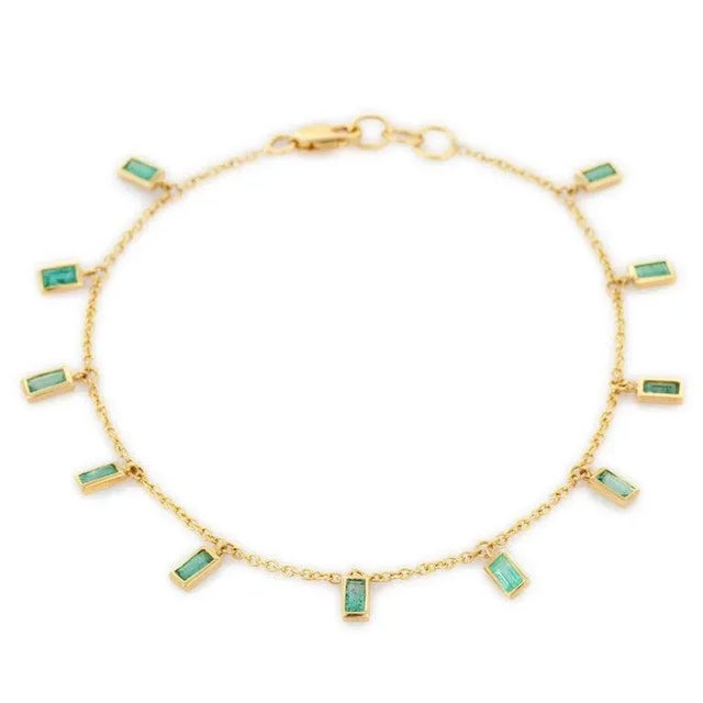Art Deco Natural Baguette Cut Emerald Dangling Charm Bracelet in 18k Solid Yellow Gold For Sale - Image 3 of 10