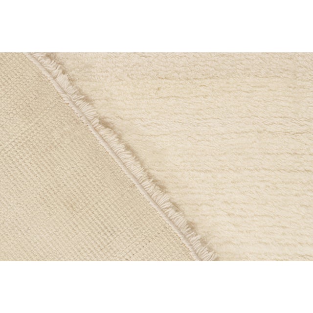 Textile Rug & Kilim’s Contemporary Solid Rug in Tone-on-Tone Off-White and Ivory For Sale - Image 7 of 7