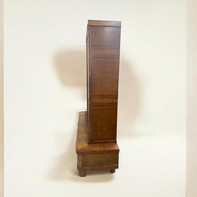 1930s Art Deco Display Cabinet in Walnut with Clear Lines, 1930s For Sale - Image 5 of 16