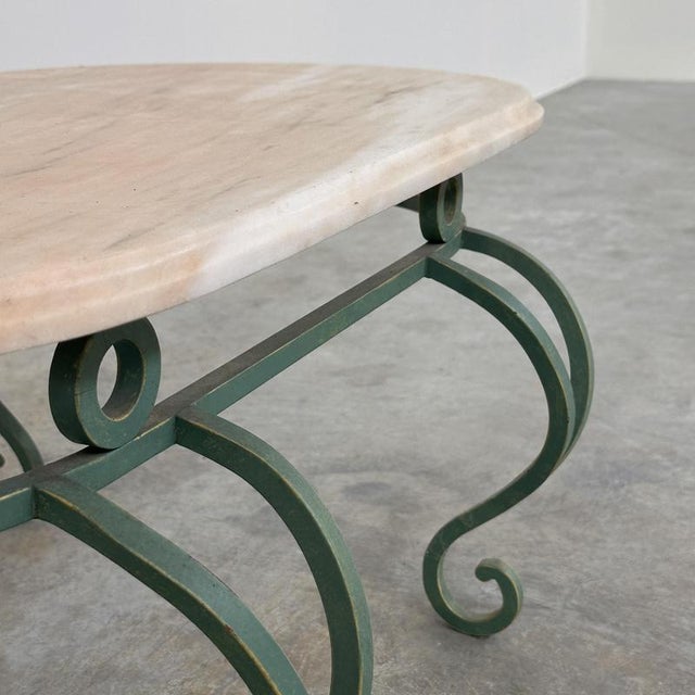 Width: 91 centimeters Height: 41 centimeters Depth: 58 centimeters Decorative vintage coffee table dating from the 1970s,...