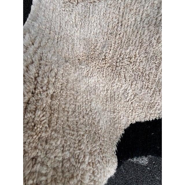 Moroccan Beni Ouarain Wool Rug with Modern Graphic Design, 1990 For Sale - Image 4 of 13