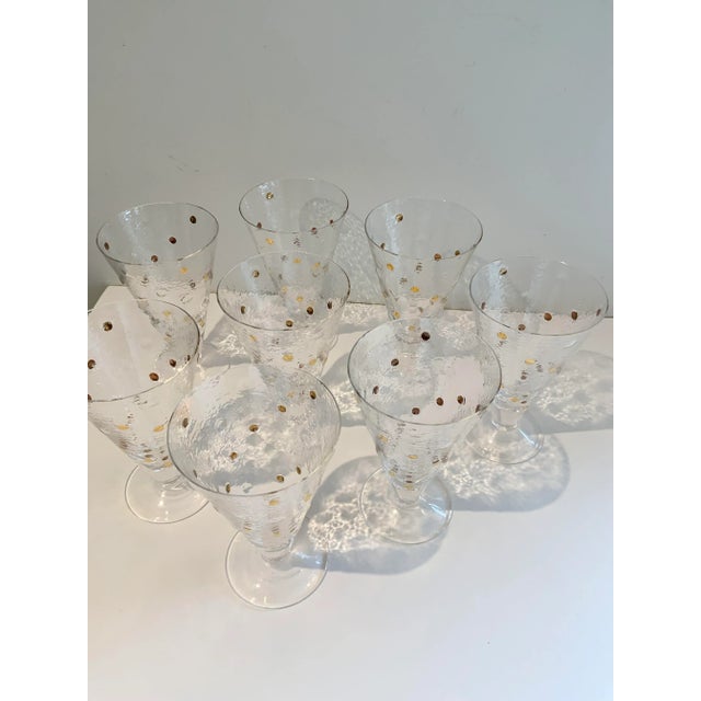 1980s Vintage Stephen Smyers-Style Handblown Gold and Clear Raised Dot Water/Wine Goblets- Set of 8 For Sale In Los Angeles - Image 6 of 8