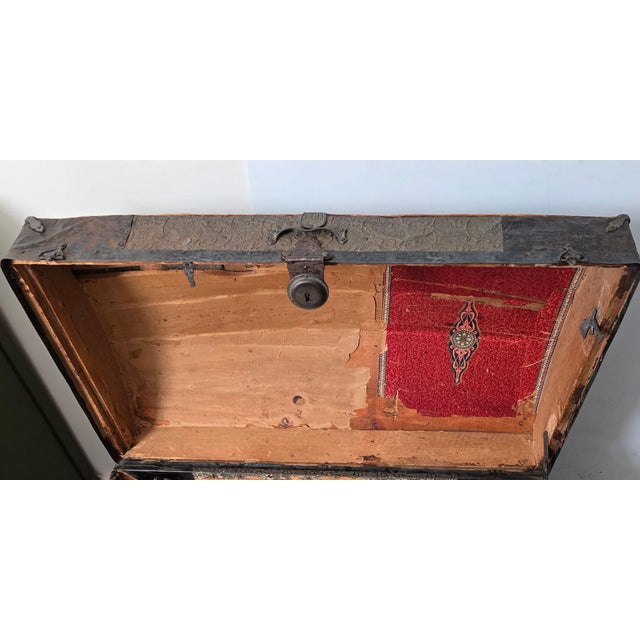 Late 19th Century Victorian Dome-Top Trunk - Rare Floral Tin & "Pony Express" Label For Sale - Image 9 of 13