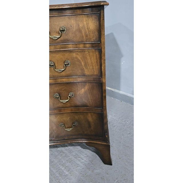 Small Georgian Serpentine Chest of Drawers, 1910 For Sale - Image 15 of 18