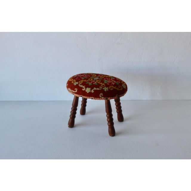 French Country Vintage Mid-Century Turned Wood Legs Needlepoint Footstool Ottoman For Sale - Image 3 of 10