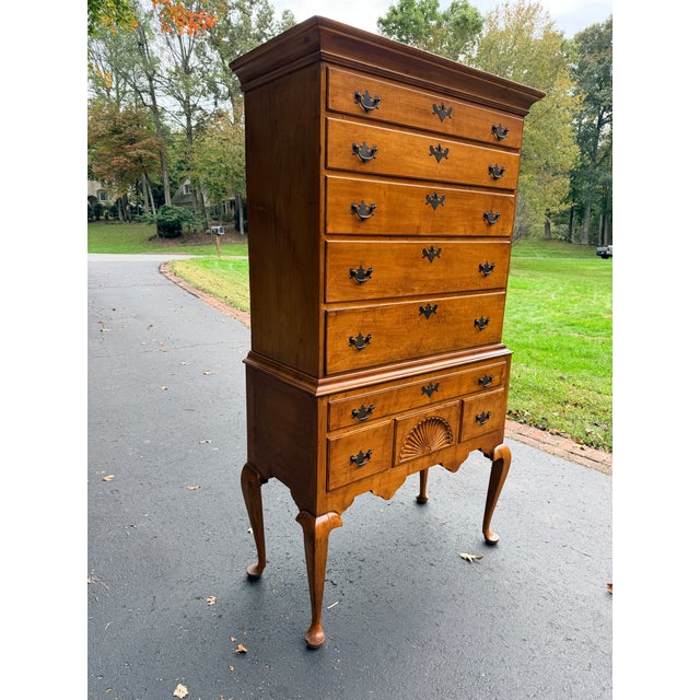 Queen Anne 18th Century New England Queen Anne Maple Highboy For Sale - Image 3 of 12