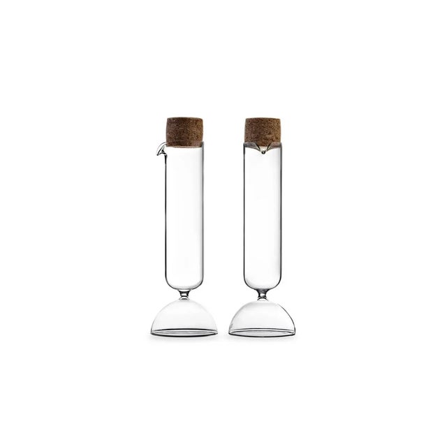 Bubble is a set consisting of two pieces - an oil and a vinegar cruet, both in transparent blown glass and with cork...