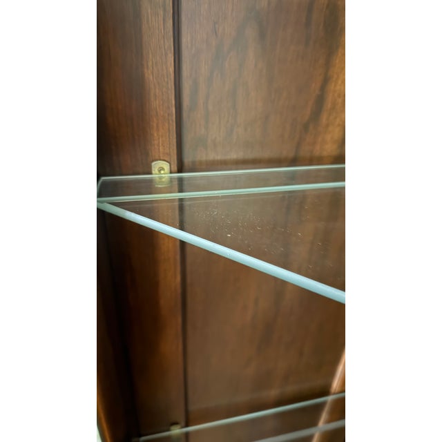 1980s Hekman Attributed Mahogany Corner Display Cabinet For Sale - Image 5 of 16