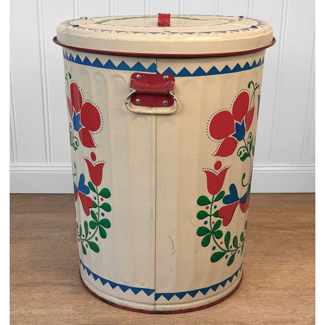Metal Vintage Farmhouse Pennsylvania Dutch Tin Waste Garbage Can W/ Lid For Sale - Image 7 of 13