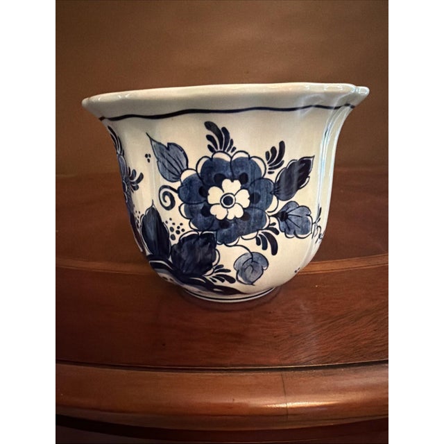 Delft 1950s Royal Goedewaagen "Blue Delft" Handwork Vase 4.25"H x 5 5/8"W Holland - 1922/18 For Sale - Image 4 of 8
