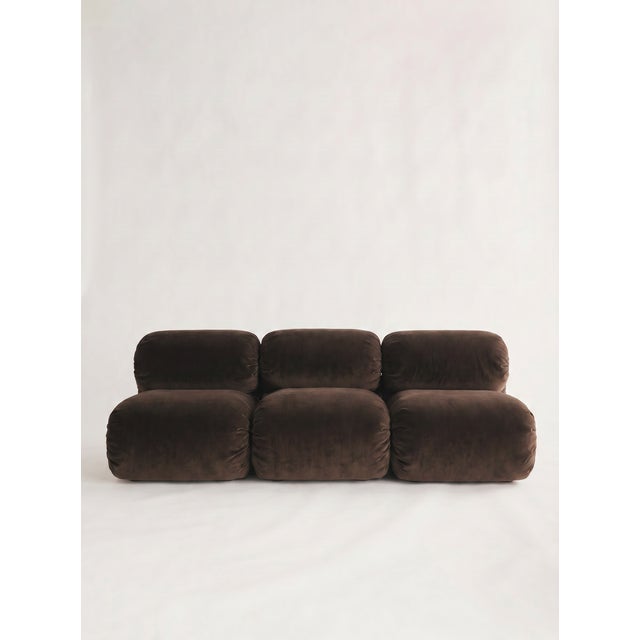 The riccio sofa stands out for its soft, enveloping design, defined by rounded shapes that evoke a cushion folded onto...