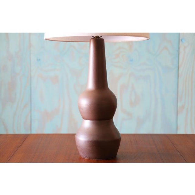 A highly collectable 1960s lamp designed by Jane and Gordon Martz of Marshall Studios in Veedersburg Indiana. These lamps...
