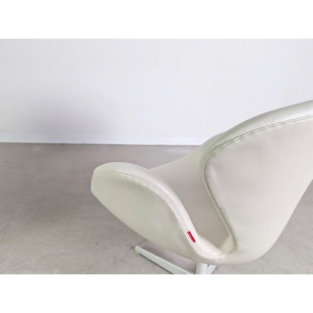 White Swan Chair in White Leather by Arne Jacobsen for Fritz Hansen For Sale - Image 8 of 13