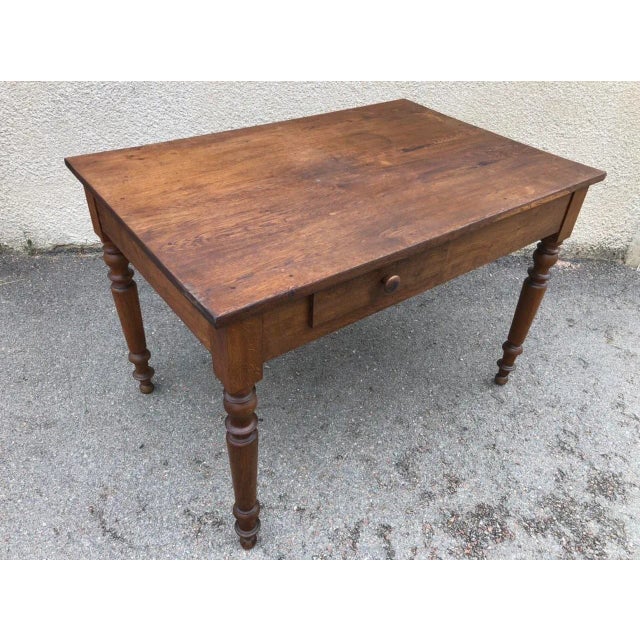 antique farm oak table, a drawer on turned côté.4Pieds Louis Philippe.
