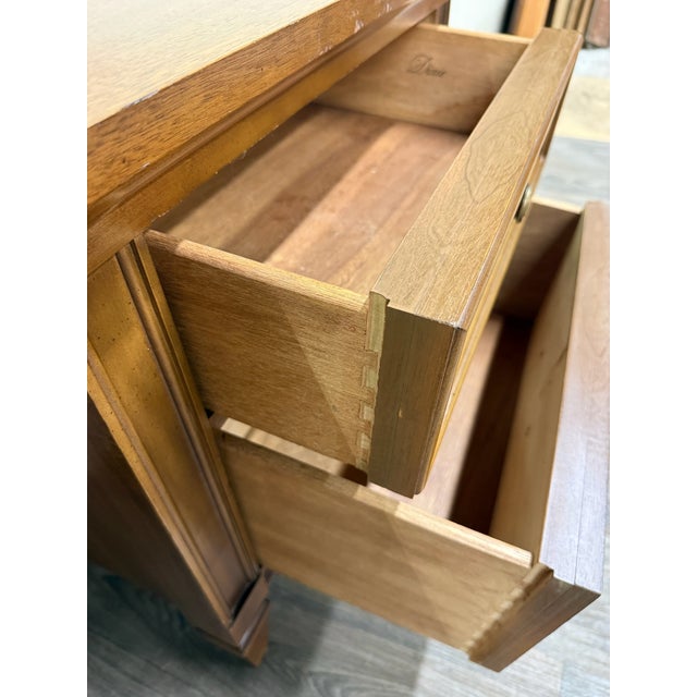 Vintage Dixie Furniture Mid Century Traditional Neoclassical Nightstands - Pair For Sale - Image 11 of 17