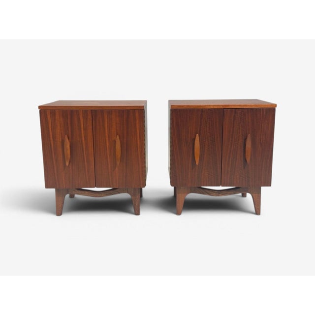 Mid-Century Modern Young Manufacturing, Modern Nightstands, Walnut, Usa, 1960s For Sale - Image 3 of 14