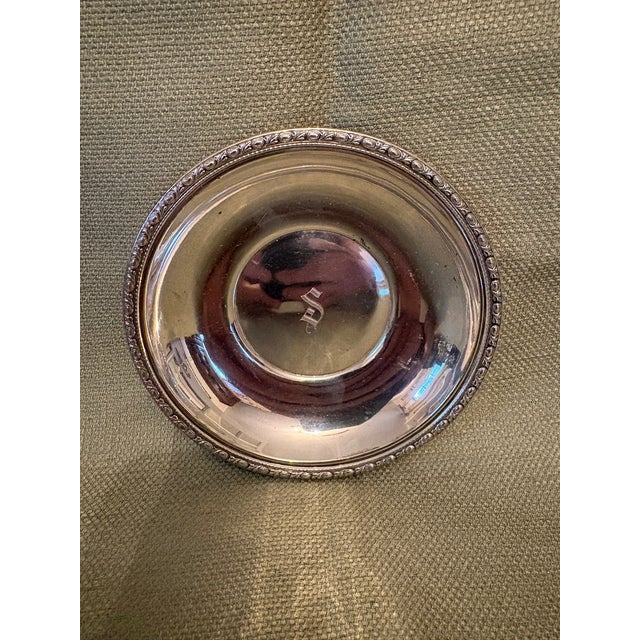 Early 20th Century Sterling Silver Round Salver With Engraved Surface "S" and Decorative Border For Sale - Image 4 of 5
